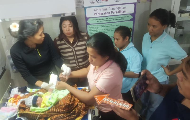 Bayi dalam kardus temuan warga dalam hutan dirawat intensif di Puskesmas Oekabiti Kupang 