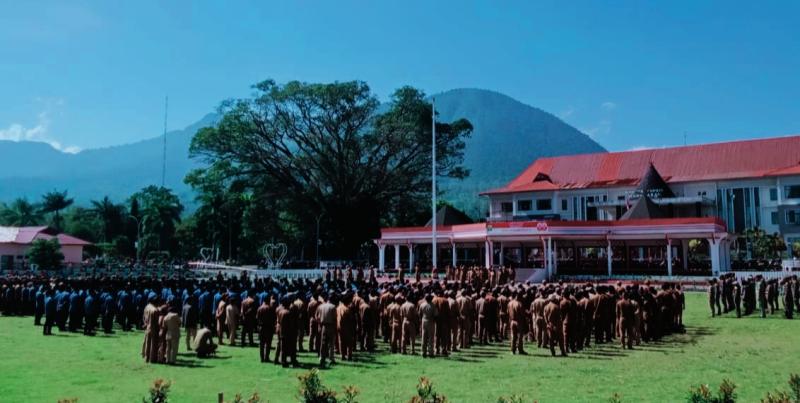 Bupati Manggarai mewajibkan ASN ayah mengantar anak pada hari pertama sekolah. 