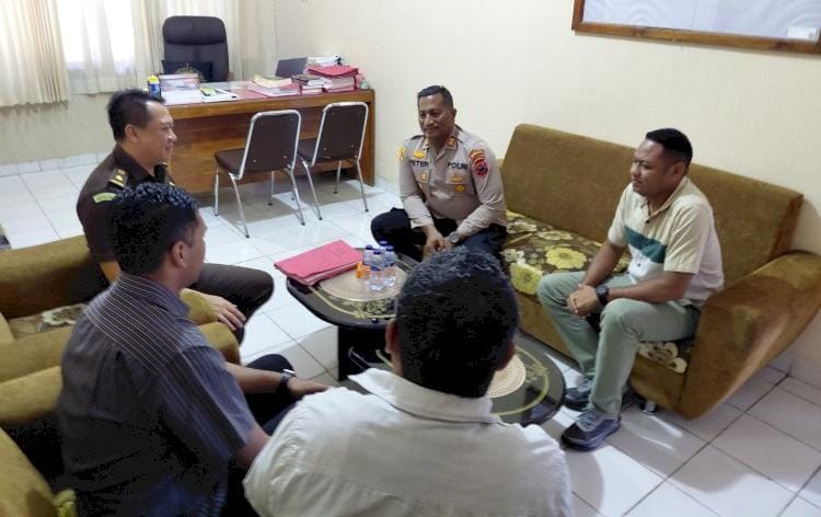  Kapolsek Maulafa, AKP Marthen Luter Peterson Riwu bersama Kanit Reskrim, Ipda Algyan Ndoen saat bersilaturahmi dengan pihak Kejaksaan Negeri Kota Kupang akhir pekan lalu 