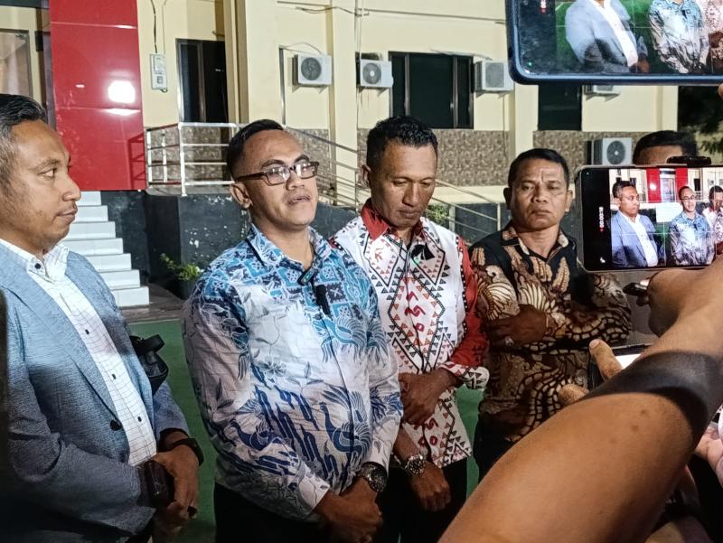 Amos Lafu didampingi Tim Kuasa Hukum tiga oknum anggota DPRD TTU saat memberikan keterangan kepada wartawan di Mapolda NTT 