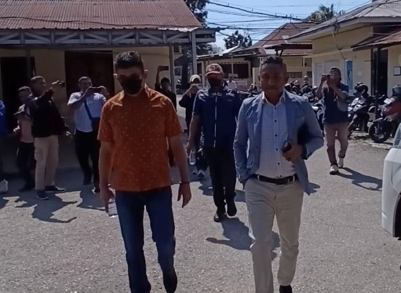 Tiga anggota DPRD Kabupaten Timor Tengah Utara (TTU), yakni Veronika Lake, Norbertus Tubani, dan Therensius Lazakar, serta seorang dokter hewan berstatus Aparatur Sipil Negara (ASN), Maria Mathildis Sau (istri dari Nobertus Tubani) didampingi pengacara saat di Mapolda NTT 
