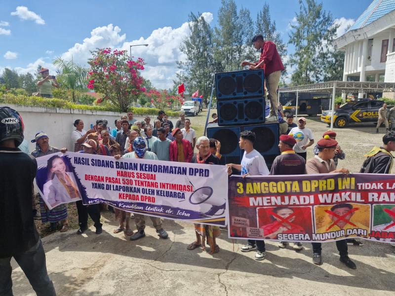 Aksi massa atas dugaan intimidasi terhadap dr. Icha di gedung DPRD Kabupaten TTU 