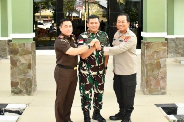 Sinergitas antar aparat penegak hukum di Provinsi Nusa Tenggara Timur kembali ditegaskan melalui silaturahmi yang digelar Kapolda NTT, Irjen Pol. Dr. Rudi Darmoko bersama Danrem 161/Wirasakti, Brigjen TNI Hendro Cahyono dan Kepala Kejaksaan Tinggi (Kajati) NTT, Roch Adi Wibowo di Makorem 161/Wirasakti, Kupang, Kamis (16/7/2026). 