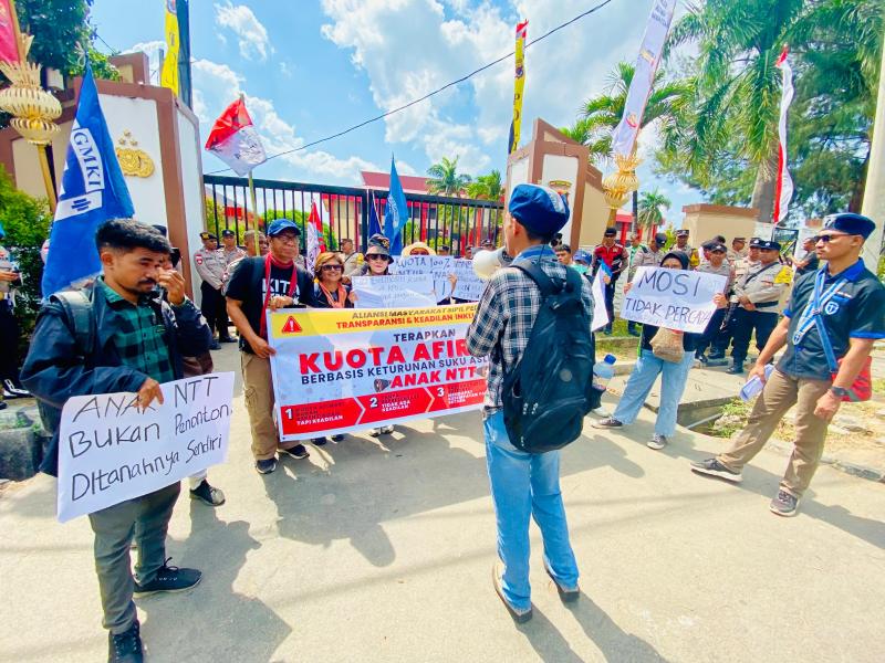 Juru bicara Aliansi Masyarakat Sipil Peduli Transparansi dan Keadilan Inklusif, Alfred Namuwali dalam orasi-nya di depan Mapolda NTT. 
