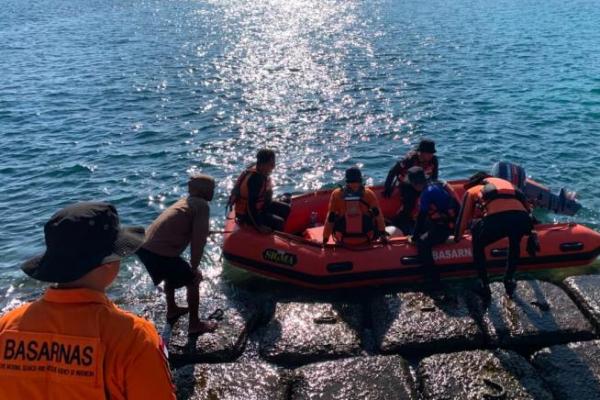 Operasi SAR hari kedua, Rabu (15/7/2026) terhadap satu orang yang dilaporkan terjatuh ke laut saat melepas jaring di Perairan Waikelo, Kabupaten Sumba Barat Daya masih belum membuahkan hasil. 