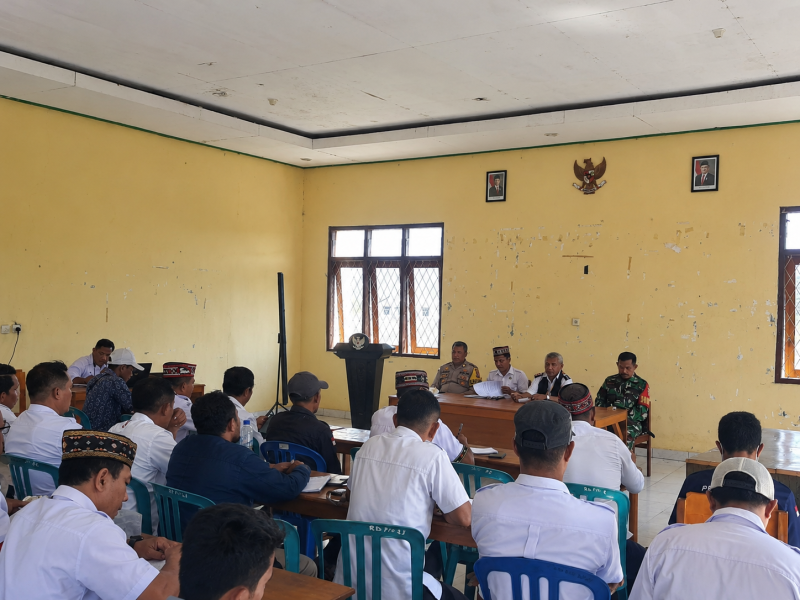 Rapat persiapan HUT RI ke-81 di Kecamatan Reok Barat, Manggarai. 