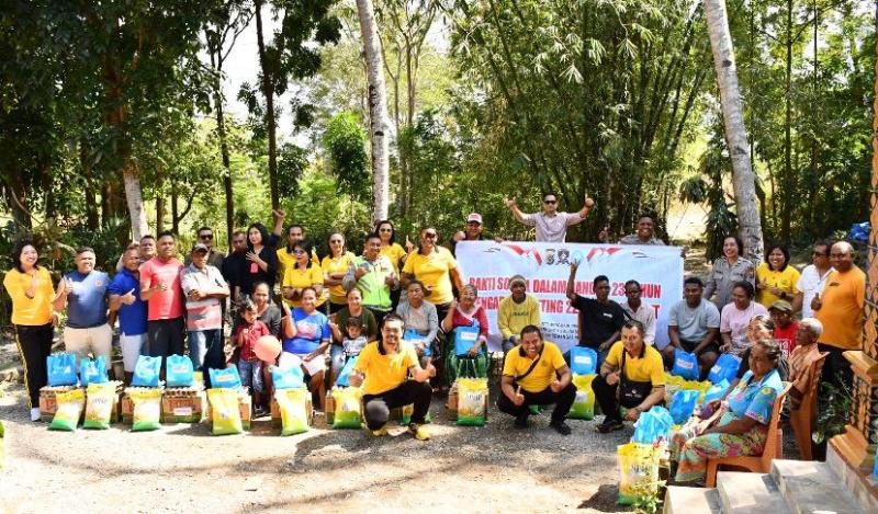  Polisi Leting 22/27 TFTT Polda NTT Berbagi Bansos Bagi Warga Batakte