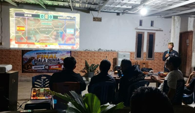 Tokoh Masyarakat Gorontalo, Victor Seman Sulu, menyampaikan pesan persatuan dan dukungan terhadap pembangunan saat nobar Final Piala Dunia 2026 di Labuan Bajo. 