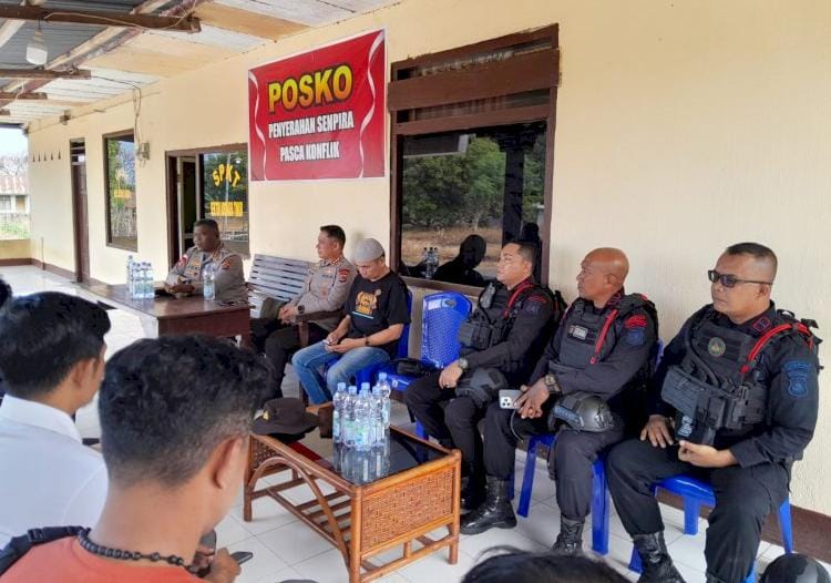  Kepala Biro Operasi Polda NTT, Kombes Pol. Joni Afrizal Syarifuddin, didampingi Dansat Brimob Polda NTT, Kombes Pol. Afrizal Asri serta Kasubdit IV Ditintelkam Polda NTT, Kompol Abdul Basit Al Gadri menggelar rapat evaluasi. 