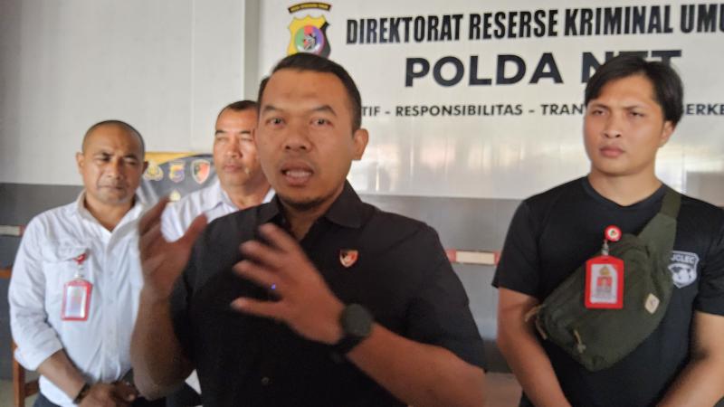 Direktur Reserse Kriminal Umum (Dirreskrimum) Polda NTT sekaligus Ketua Tim Joint Investigation, Kombes Pol. Sigit Haryono saat memberikan keterangan di Polda NTT 