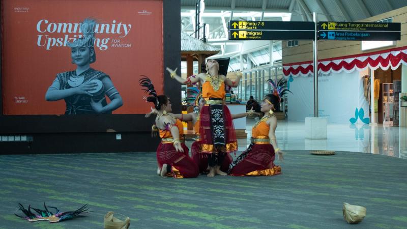 -PT Angkasa Pura Indonesia (Persero) melalui Bandar Udara Internasional El Tari Kupang menyelenggarakan kegiatan Upskilling for Aviation bersama Sanggar Nusa Lino sebagai bentuk komitmen perusahaan dalam meningkatkan kualitas pelayanan kebandarudaraan yang mengedepankan keramahan, pengalaman pelanggan (customer experience), serta pelestarian seni dan budaya lokal. 