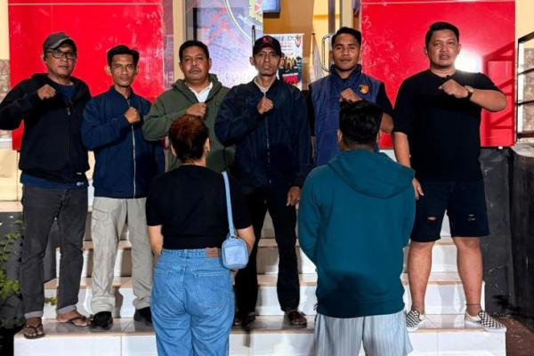  Pasangan karyawan Bank dan oknum pengacara yang diduga berselingkuh saat diamankan polisi akhir pekan lalu 