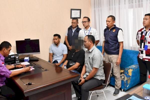 Tersangka kasus korupsi diserahkan penyidik Ditreskrimsus Polda NTT ke JPU Kejaksaan Tinggi NTT di Kantor Kejaksaan Negeri Kota Kupang 