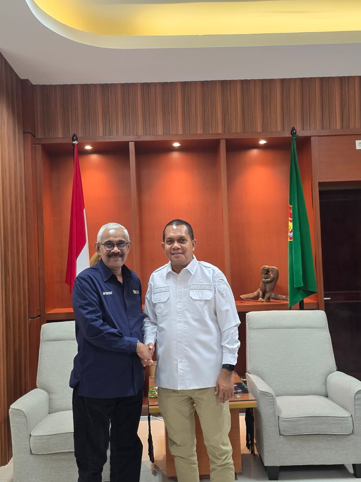 Komisaris PT PLN Icon Plus, Nicholay Aprilindo bersama Gubernur NTT, Melkiades Laka Lena di ruang kerja Gubernur NTT, Jumat (24/7/2026). 