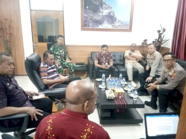 Kapolres Flores Timur AKBP Adhitya Octorio Putra saat rapat koordinasi bersama Forkopimda serta tokoh adat membahas penyelesaian konflik antar warga di Adonara Timur. 