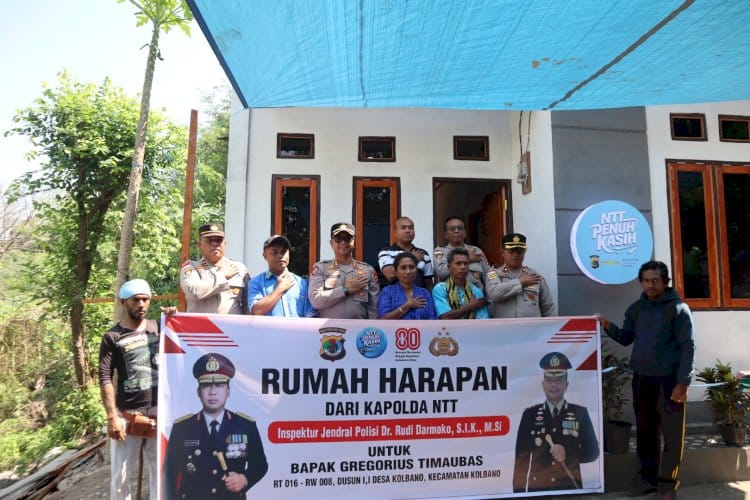 Kapolres TTS AKBP Hendra Dorize meresmikan dan menyerahkan rumah harapan bantuan Kapolda NTT kepada warga kurang mampu 