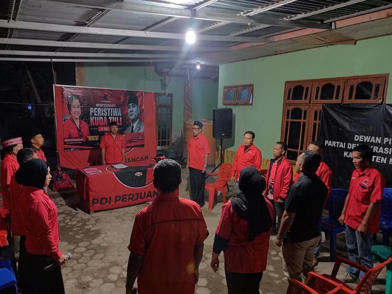 Pengurus dan kader PDIP Manggarai Barat mengikuti doa dan renungan bersama untuk memperingati Peristiwa Kudatuli 27 Juli 1996 di Labuan Bajo, Minggu (26/7/2026). 