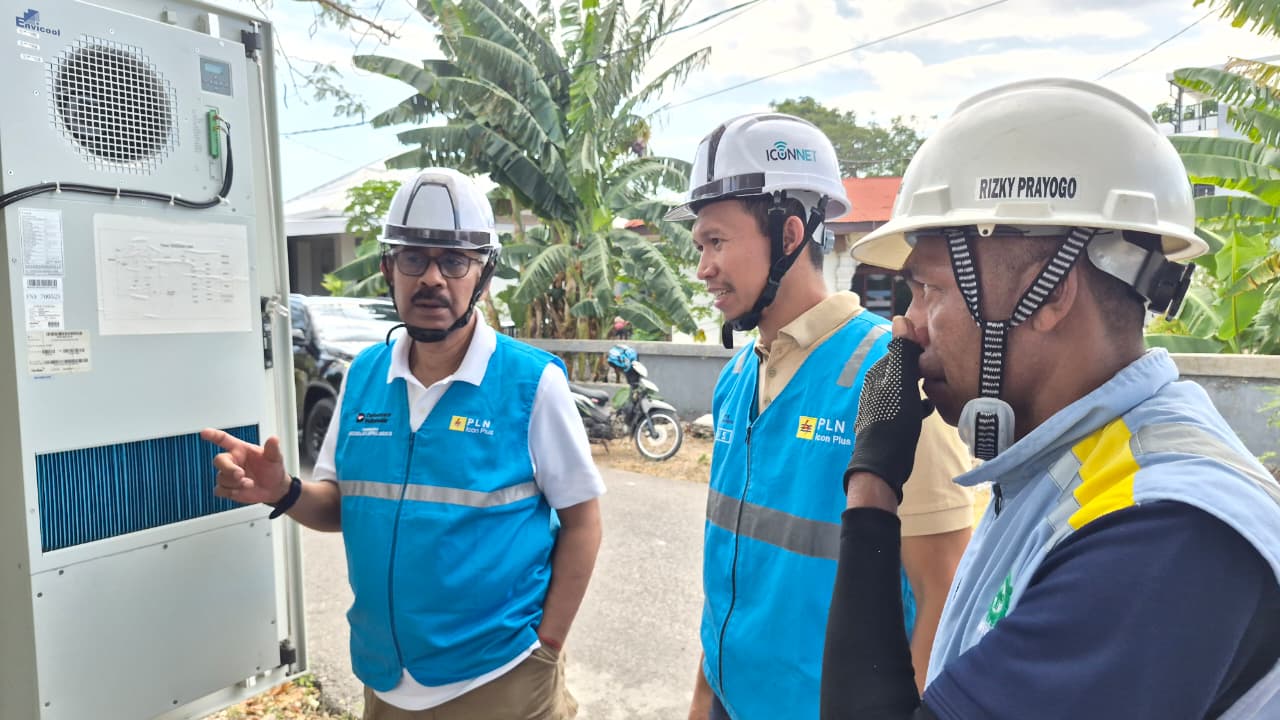Komisaris PT PLN Icon Plus, Nicholay Aprilindo didampingi KP NTT, Joko Siswanto saat kegiatan lapangan yakni pemeriksaan gardu POP (Point of Presence)) pembagian jaringan distribusi PLN ICONNET untuk round area wilayah Kelapa Lima-Kota Kupang. 