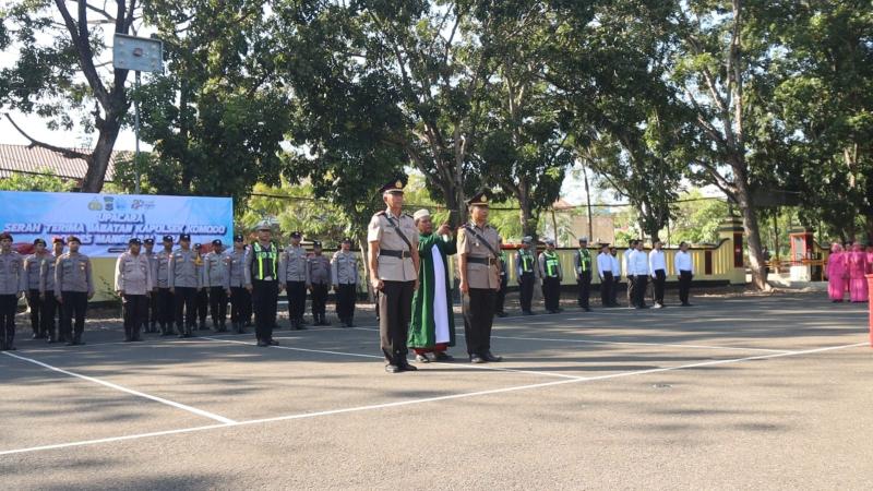 Kapolres Manggarai Barat AKBP Christian Kadang memimpin upacara sertijab Kapolsek Komodo di Mapolres Manggarai Barat, Senin (27/7/2026). 