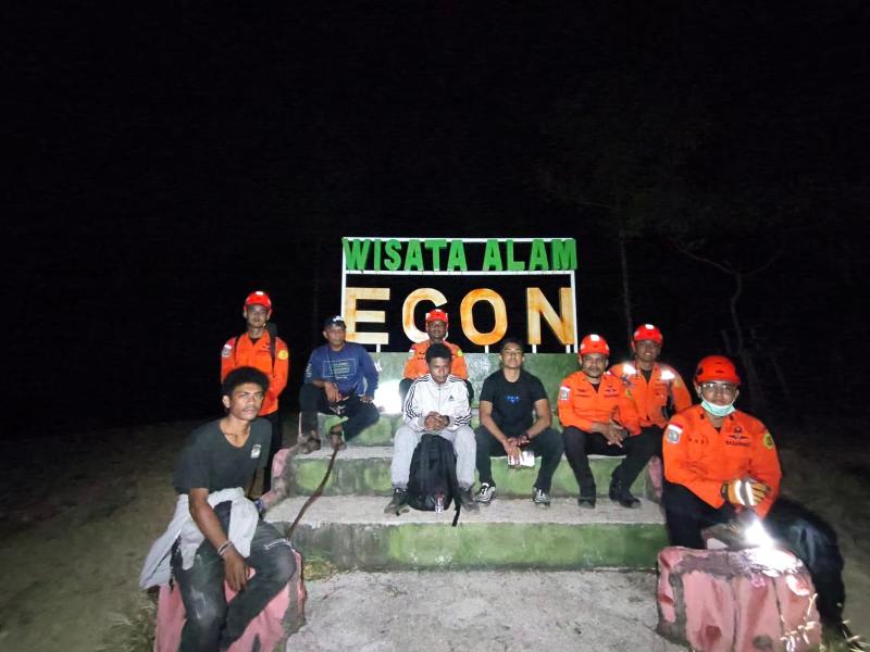 Dua pendaki Gunung Egon di Sikka yang selamat setelah berhasil ditemukan Tim SAR 