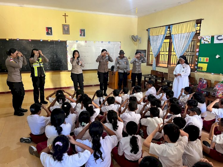 Anggota Polwan Polda NTT & Polres Flores Timur memberikan Trauma Healing dan Ultimate the Source Body, Mind, Soul Emotional Freedom Technique (USEFT) atau Ultimate SBMS Emotional Freedom Technique di SDK St. Theresia Bele, Desa Waiburak, Kecamatan Adonara Timur, Kabupaten Flores Timur, Senin (27/7/2026). 