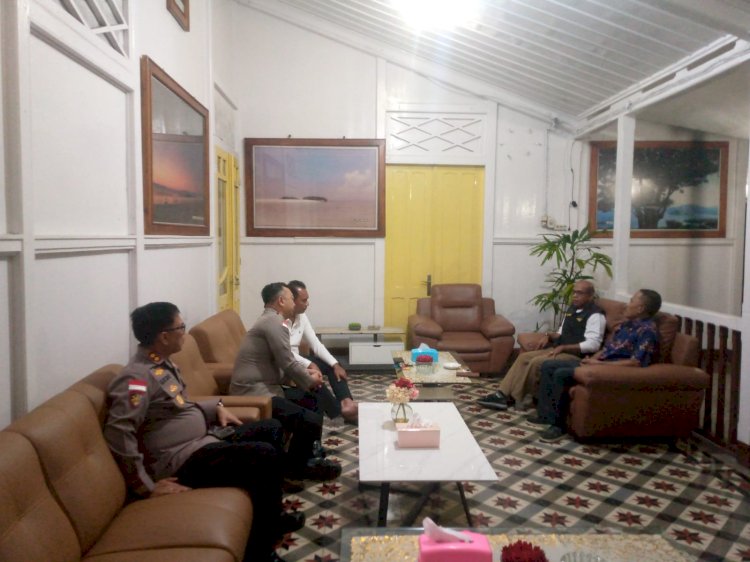 Kapolres Flores Timur AKBP Adhitya Octorio Putra saat bertemu Raja Larantuka membahas penyelesaian konflik Adonara 