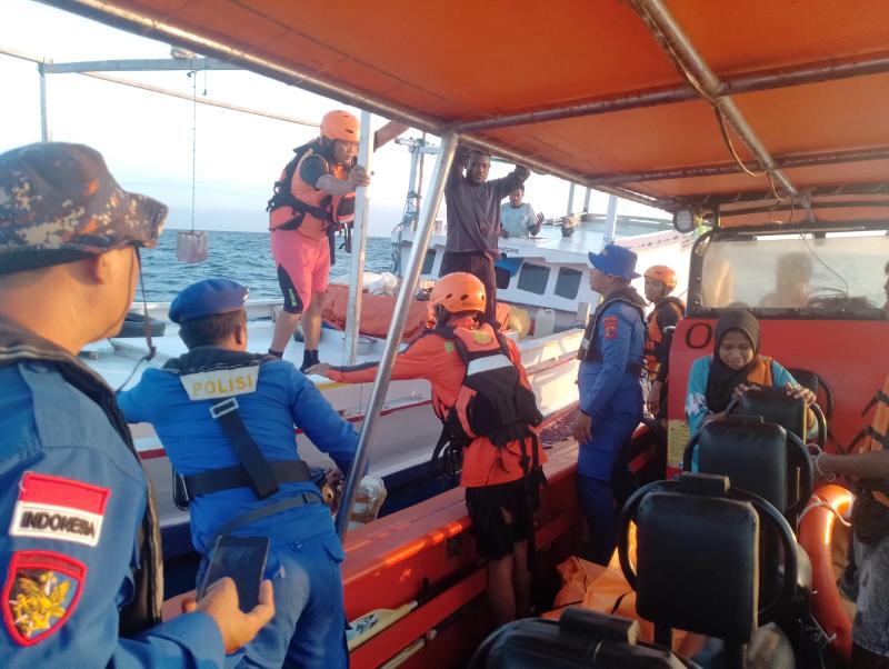 Tim SAR Gabungan memberikan bantuan kepada kapal yang mati mesin. 
