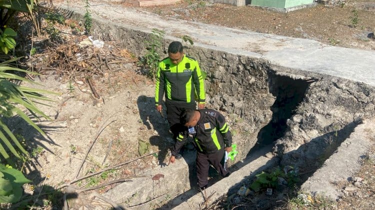 Anggota kepolisian melakukan olah TKP di lokasi kecelakaan lalu lintas 