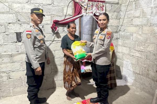 Kapolres TTU AKBP Eliana Papote saat berbaur bersama warga untuk pemberdayaan ekonomi warga dan membagikan Bansos 