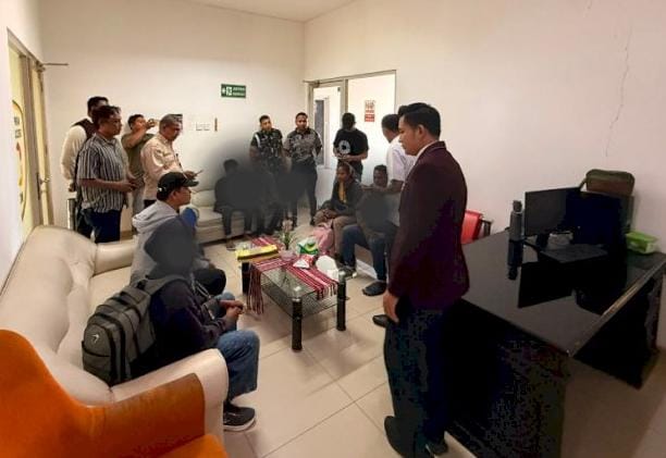 Tim Zero Ditres PPA dan PPO Polda NTT saat mengamankan lima orang calon PMI di Bandara El Tari Kupang 