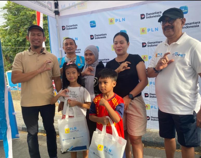 Komisaris PT PLN Icon Plus, Nicholay Aprilindo didampingi Kepala Kantor Perwakilan PT PLN Icon Plus wilayah NTT, Joko Siswanto foto bersama merchandise pelanggan PT PLN Icon Plus yang mendapat Perahu Nelayan 