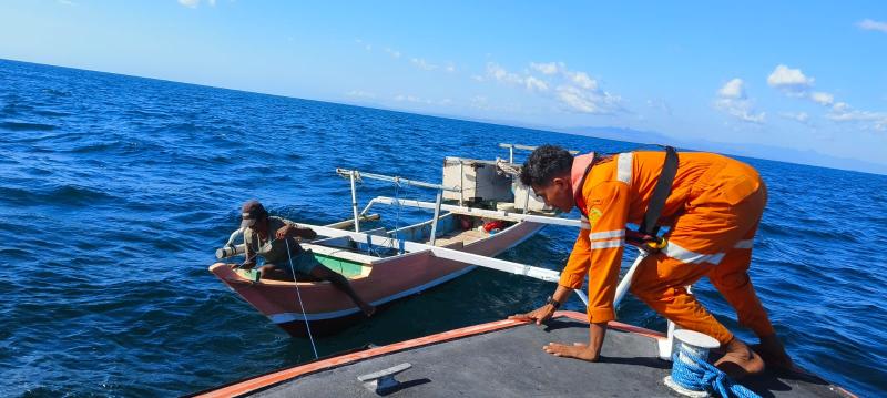 Tim SAR gabungan menyelamatkan nelayan dan perahu patah kemudi di perairan Pulau Semau, Jumat (7/8/2026)    