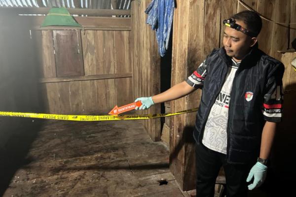 Aparat kepolisian saat mendatangi lokasi kejadian pembunuhan dan melakukan olah TKP. 