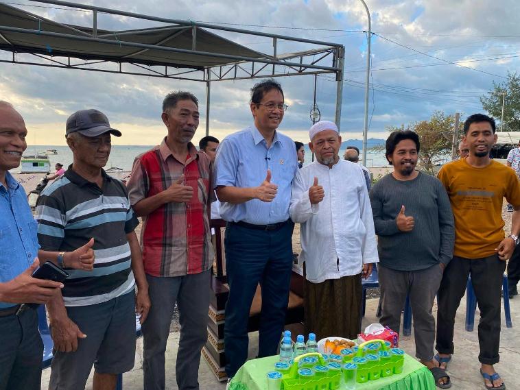 Menkeu Purbaya Yudhi Sadewa saat bertemu dan berdialog dengan nelayan di Oesapa 