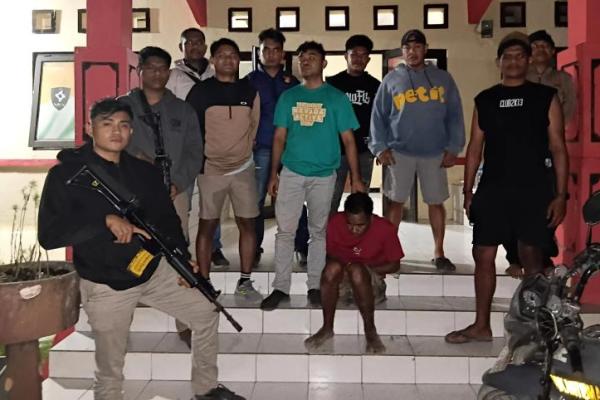DPO kasus pengeroyokan dan pembunuhan saat diamankan aparat Polres Sumba Barat Daya, Sabtu (8/8/2026) malam 