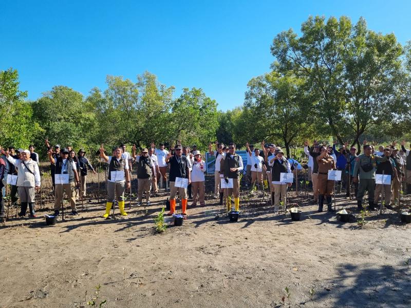 Penanaman ratusan anakan mangrove ini dilakukan pada Senin (10/8/2026) di Taman Wisata Alam Laut (TWAL) Teluk Kupang, Desa Tanah Merah, Kecamatan Kupang Tengah, Kabupaten Kupang. 