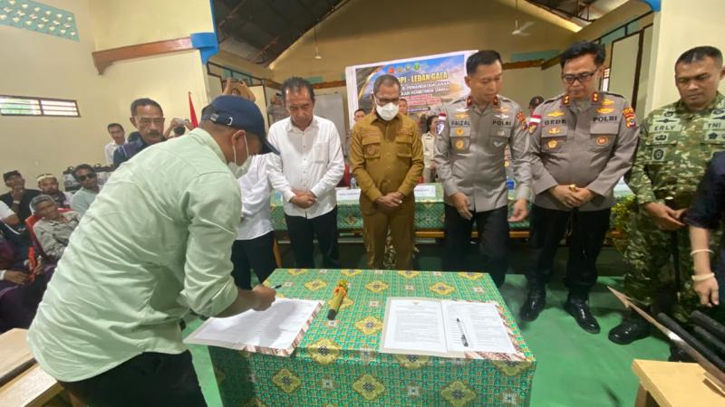  Kelompok masyarakat di Adonara yang sepakat mengakhiri konflik lewat upacara adat dan perdamaian disaksikan Wakapolda NTT, Brigjen Pol. Faizal. 