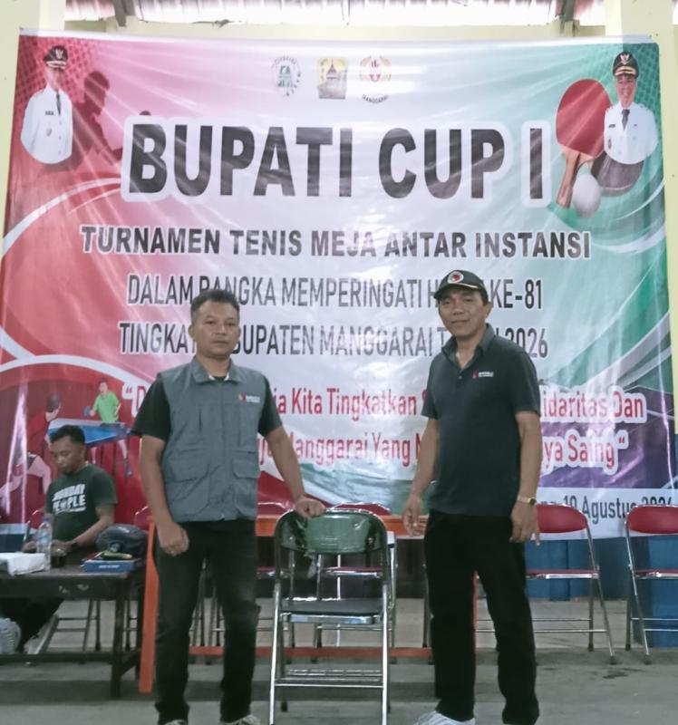 Siprianus Empak dan F.M. Arfandi Janur, atlet Bawaslu Manggarai di Turnamen Tenis Meja Bupati Cup I. 