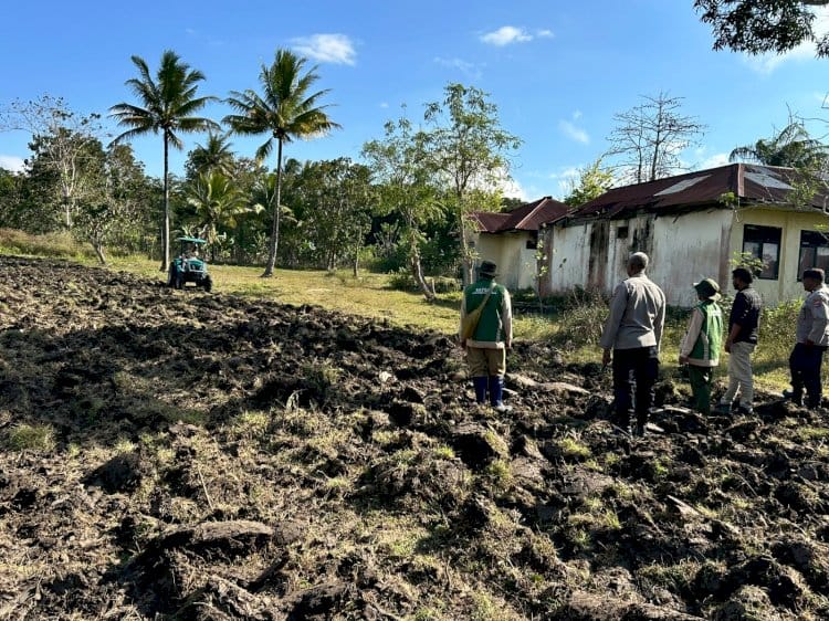 Polda NTT berupaya memenuhi kebutuhan hidup masyarakat melalui pendampingan dan monitoring persiapan lahan untuk penanaman bawang putih di Desa Naet, Kecamatan Rinhat, Kabupaten Malaka. 