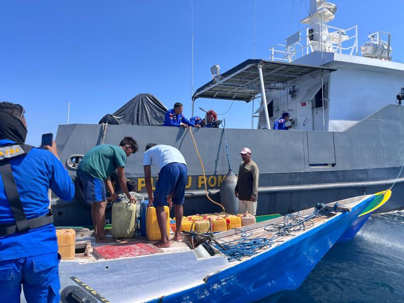 Warga di Pulau Kera saat mengambil air bersih bantuan Polairud Polda NTT 