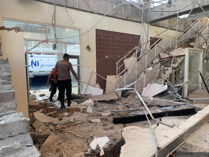 Sejumlah bangunan yang rusak akibat guncangan gempa bumi