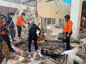 Tim SAR Gabungan membantu prosrs evakuasi korban gempa
