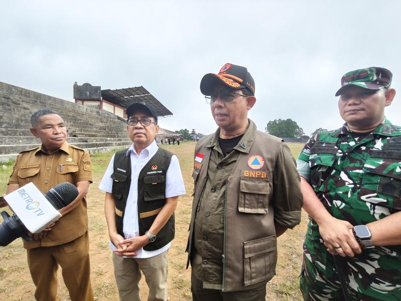 Menko PMK Pratikno dan Kepala BNPB Suharyanto, didampingi oleh Wakil Bupati Manggarai Fabianus Abu serta Dandim 1612/Manggarai Letkol Arh Amos Comenius Silaban saat meninjau Stadion Golo Dukal guna merencanakan pembangunan rumah sakit lapangan bagi korban gempa bumi. 