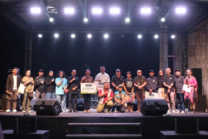Penyerahan hadiah pemenang Golo Koe Eco Action 2026 di Labuan Bajo. 