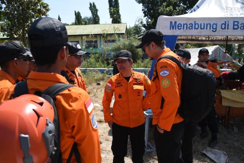Kepala Basarnas, Marsekal Madya TNI Mohammad Syafii telah tiba di Pulau Flores pada Minggu siang untuk memantau langsung penanganan kondisi darurat akibat gempa. 
