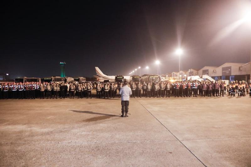 Polri memberangkatkan 137 personel menggunakan pesawat charter dari Bandara Soekarno-Hatta, Tangerang, Banten ke Pulau Flores-NTT 