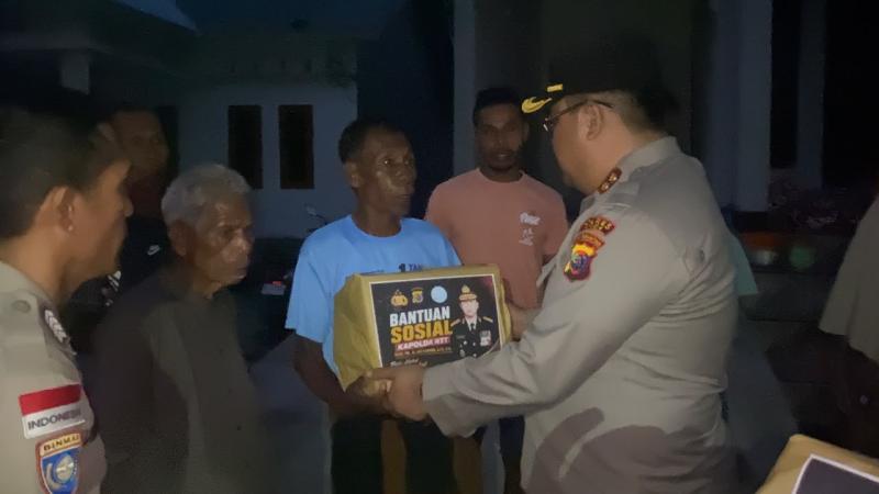 Polres Ende Salurkan 100 Paket Bansos Bantuan Kapolda NTT untuk Korban Gempa di Nangapanda