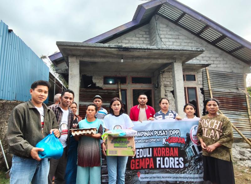 Relawan K-Gibran menyalurkan bantuan sembako kepada korban gempa di Manggarai, Senin (17/8/2026). 