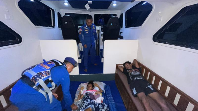  Anggota Polairud Polda NTT membantu proses evakuasi dua warga Pulau Palue yang menjadi korban gempa 
