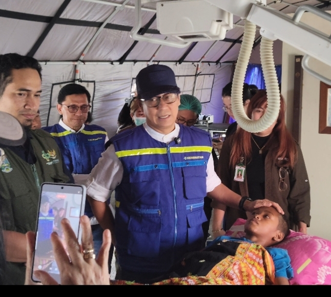 Menkes Budi Gunadi Sadikin meninjau pasien korban gempa di Manggarai, Nusa Tenggara Timur (NTT), Selasa, 18 Agustus 2026. 